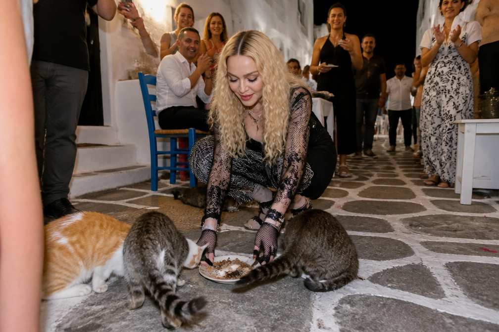 Madonna (68) viert verjaardag op Grieks eiland met dansen en borden breken