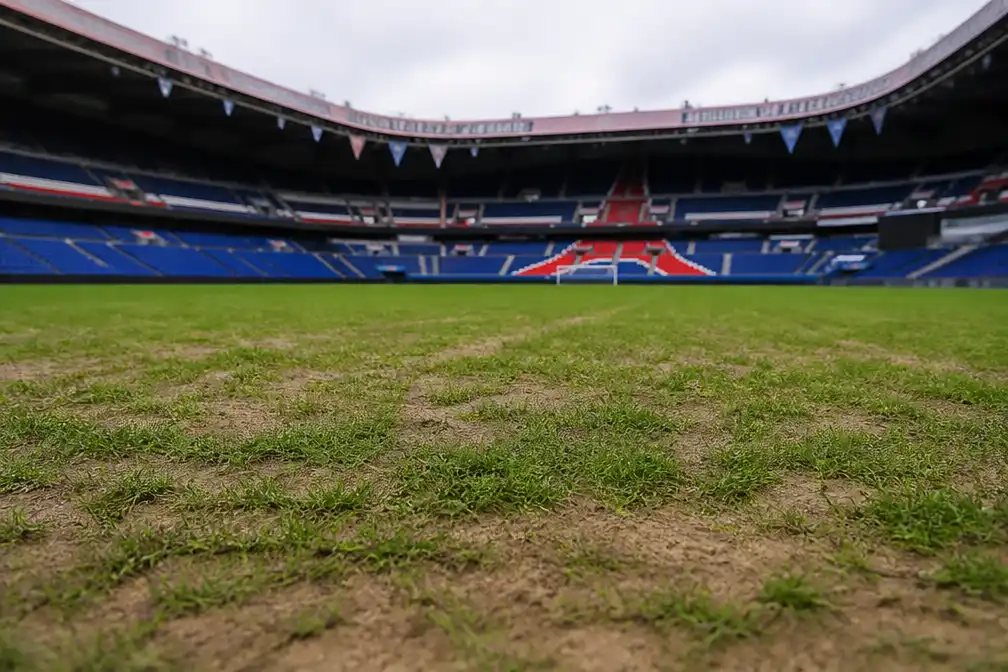 Openingsduel PSG verplaatst van Parc des Princes door onbespeelbare grasmat