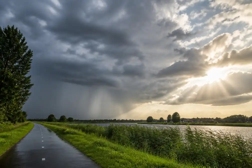 Flinke buien en mogelijk onweer op komst, maar in het weekend zon