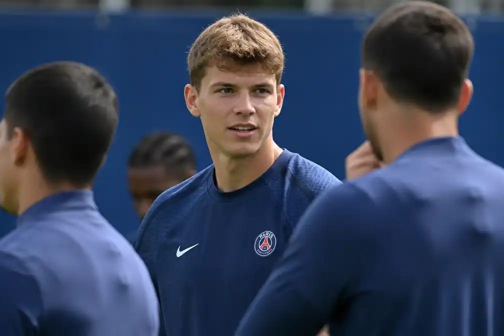 Mika Godts traint mee met PSG, maar debuut wijkt uit naar Rennes door slechte grasmat