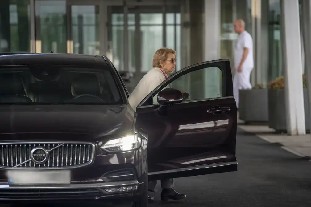 Koningin Sonja bezoekt koning Harald in ziekenhuis Oslo