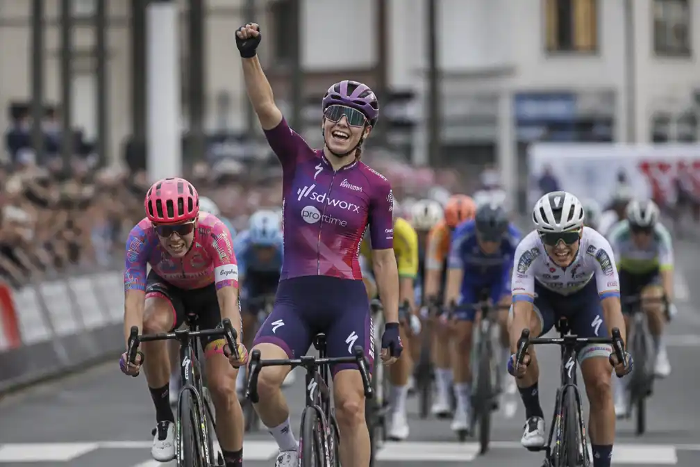 Wiebes sprint naar tweede etappezege in Ronde van Groot-Brittannië