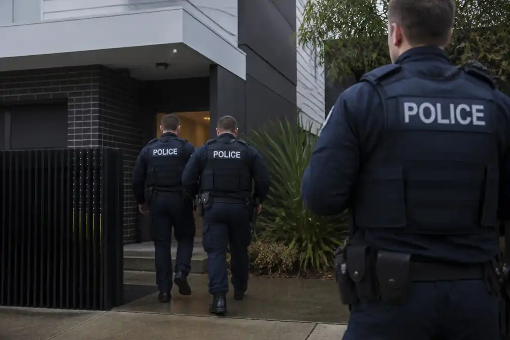 Australië klaagt man aan voor spionagepoging om militaire info Oekraïne