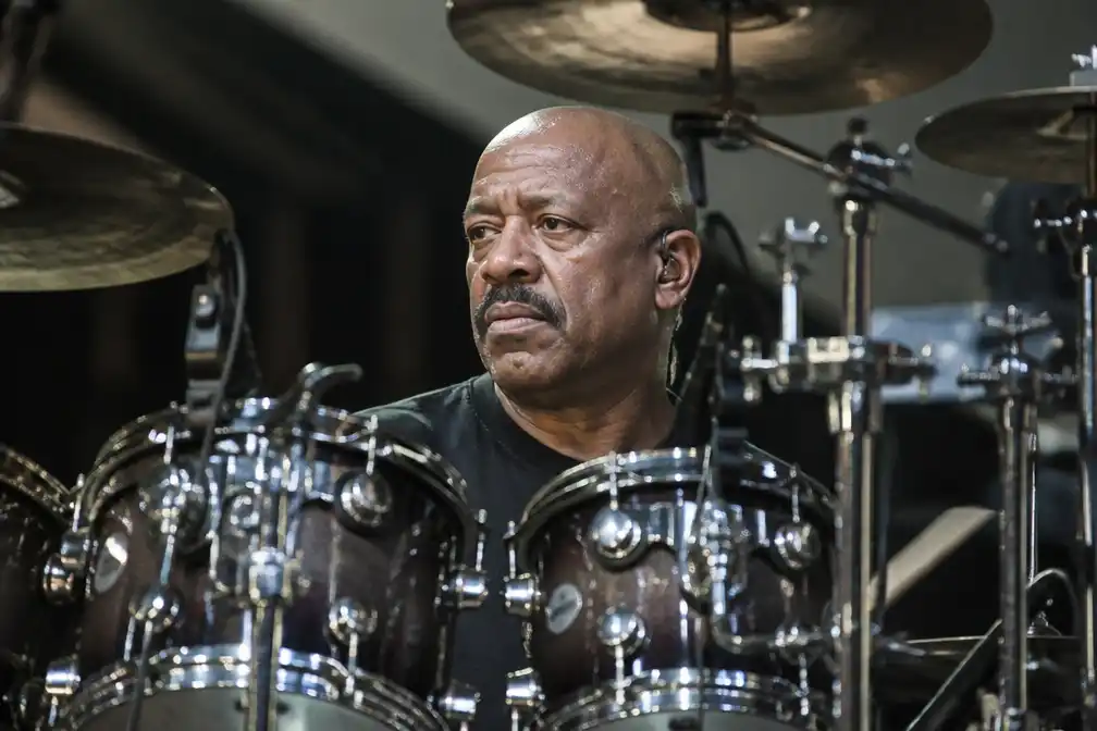 Earth, Wind & Fire-drummer John Paris ontwaakt uit coma, moet twee operaties ondergaan