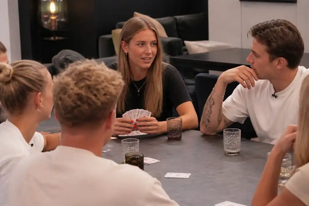 De Bondgenoten: Julia's pikante droom zorgt voor opschudding bij kaartspel op SBS6