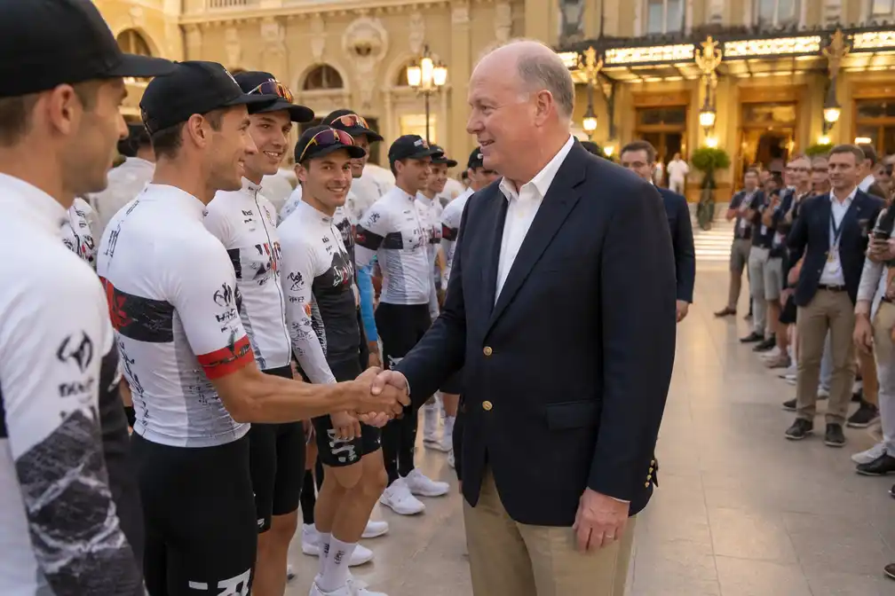 Prins Albert ontvangt Vuelta-renners in Monaco voor tijdrit zaterdag