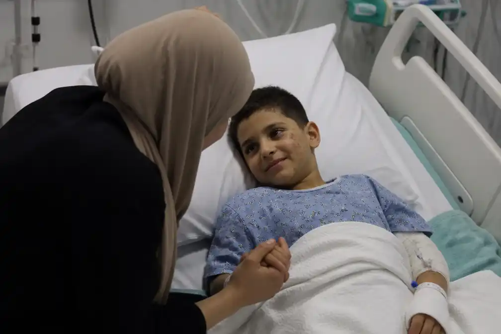 Omar (8), gewond bij raketaanval in Gaza, na twee maanden geëvacueerd naar België