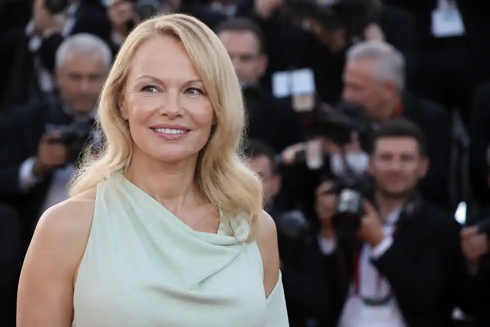 Pamela Anderson krijgt amfAR Award of Courage tijdens gala in Venetië