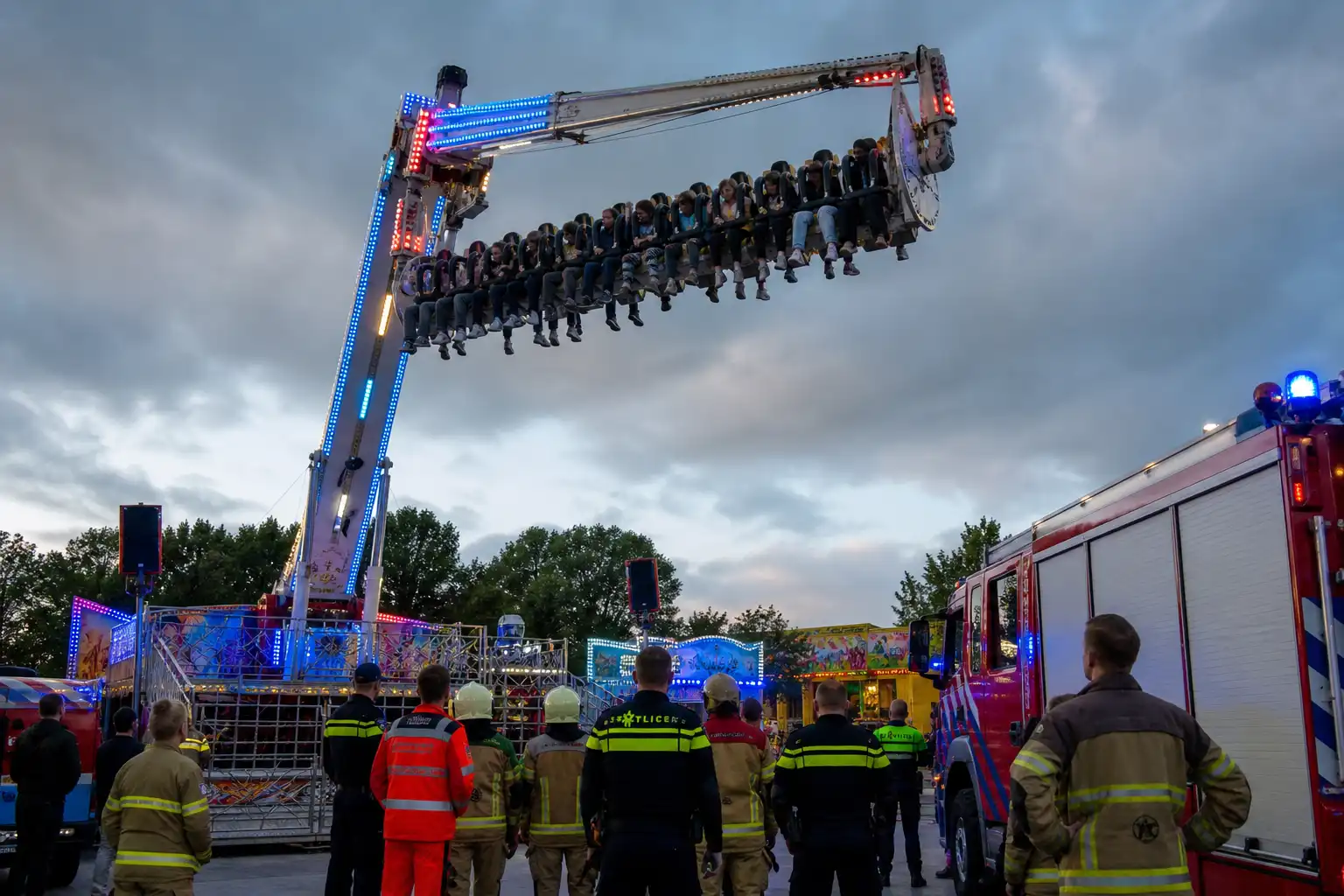 Zestien kermisgangers vast in attractie na stroomuitval in Wommels