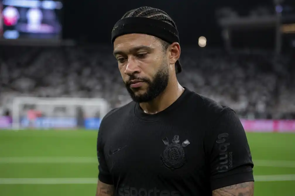Memphis Depay biedt excuses aan na videoclip met brandend hoofdkantoor Corinthians