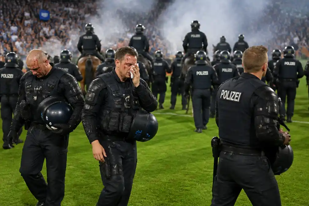 35 agenten gewond bij rellen rond voetbalwedstrijd in Mannheim