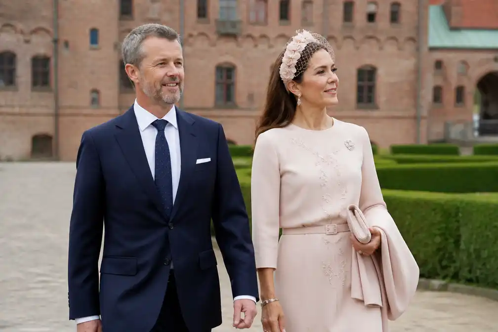 Deens koningspaar bij huwelijk petekind koning Frederik op kasteel Egeskov