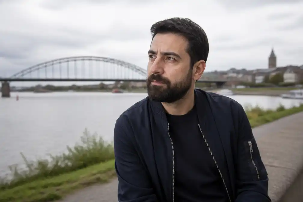 Sinan Can blikt tijdens wandeling door Nijmegen terug op 15 jaar oorlog