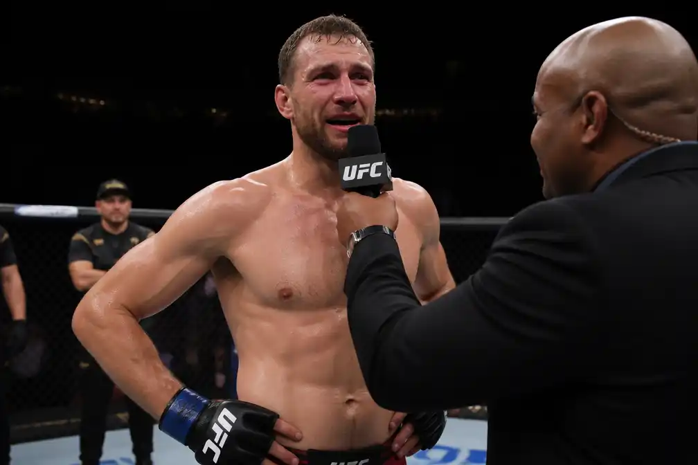 De Ridder stopt Dolidze in eerste ronde en wint emotioneel UFC-debuut als lichtzwaargewicht