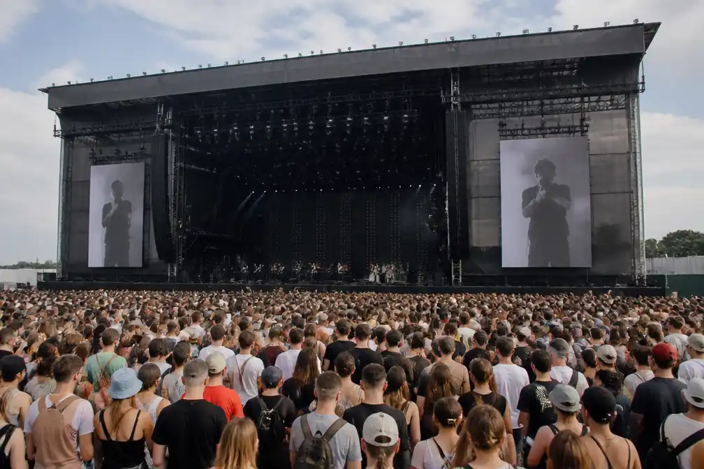 Theatrale acts van Sombr en Tyler, The Creator op Lowlands-zaterdag