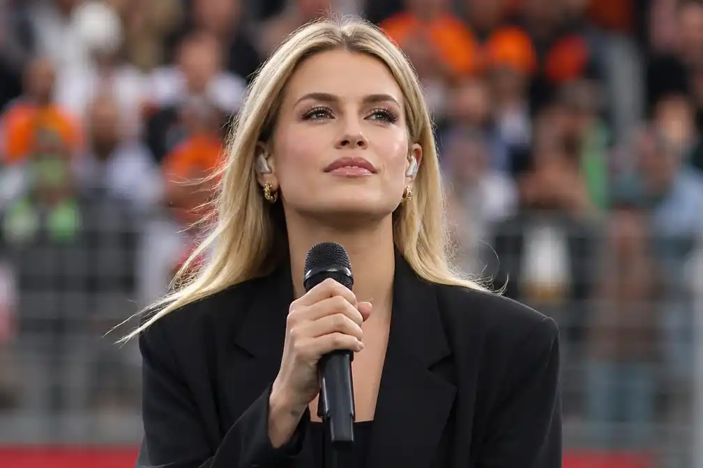 Davina Michelle zingt Wilhelmus voor koningspaar bij Dutch GP in Zandvoort