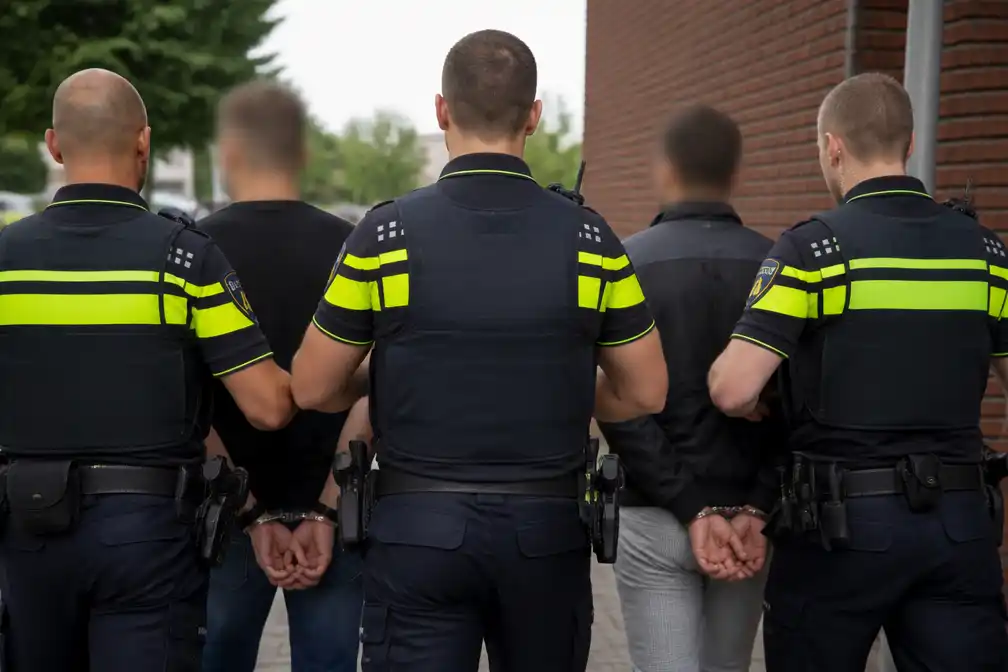OM wil celstraf voor Twents duo na poging agenten te wurgen in Lochem