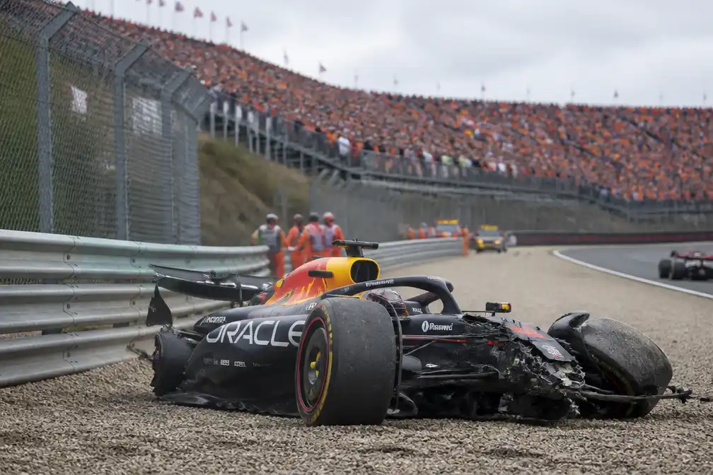 Verstappen ongedeerd na zware crash in Dutch GP; Norris wint in Zandvoort