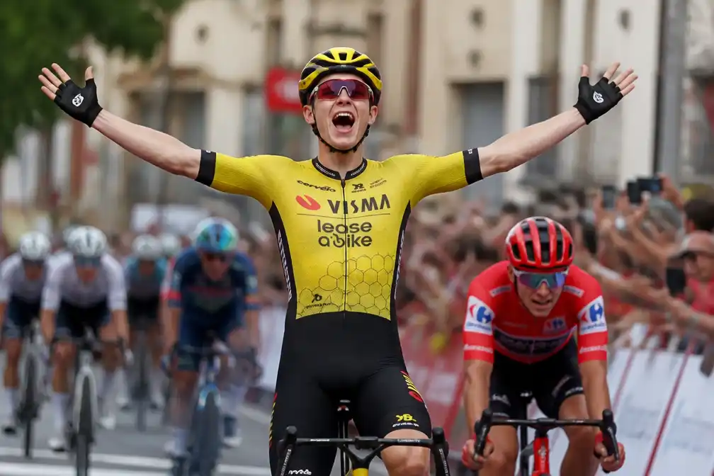 Brit Matt Brennan wint tweede etappe Vuelta bij debuut in grote ronde