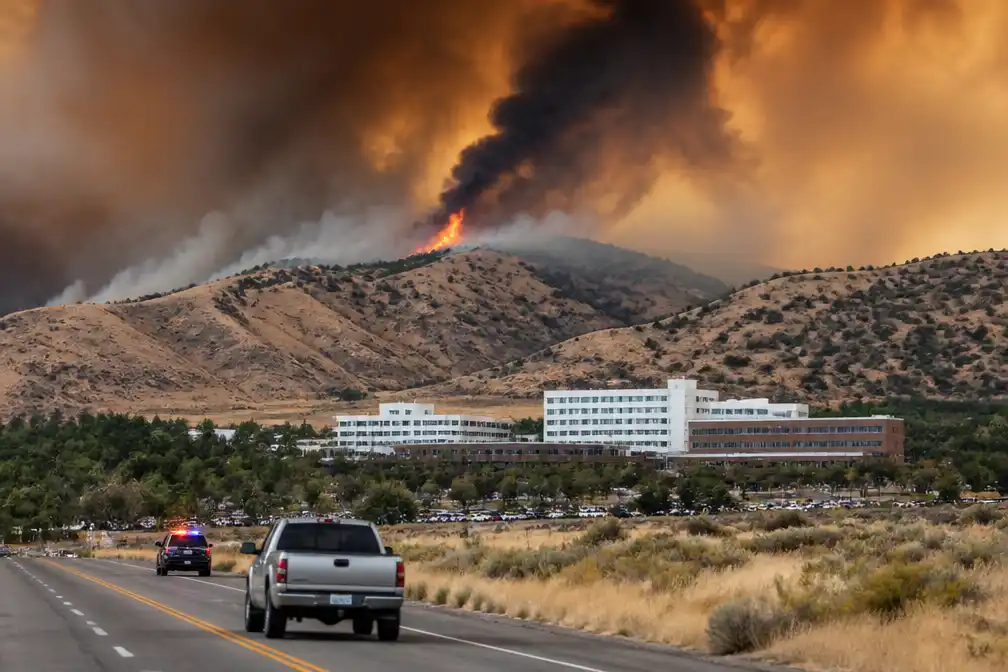 Hawk-brand bij Reno in Nevada dwingt duizenden tot evacuatie; noodtoestand uitgeroepen
