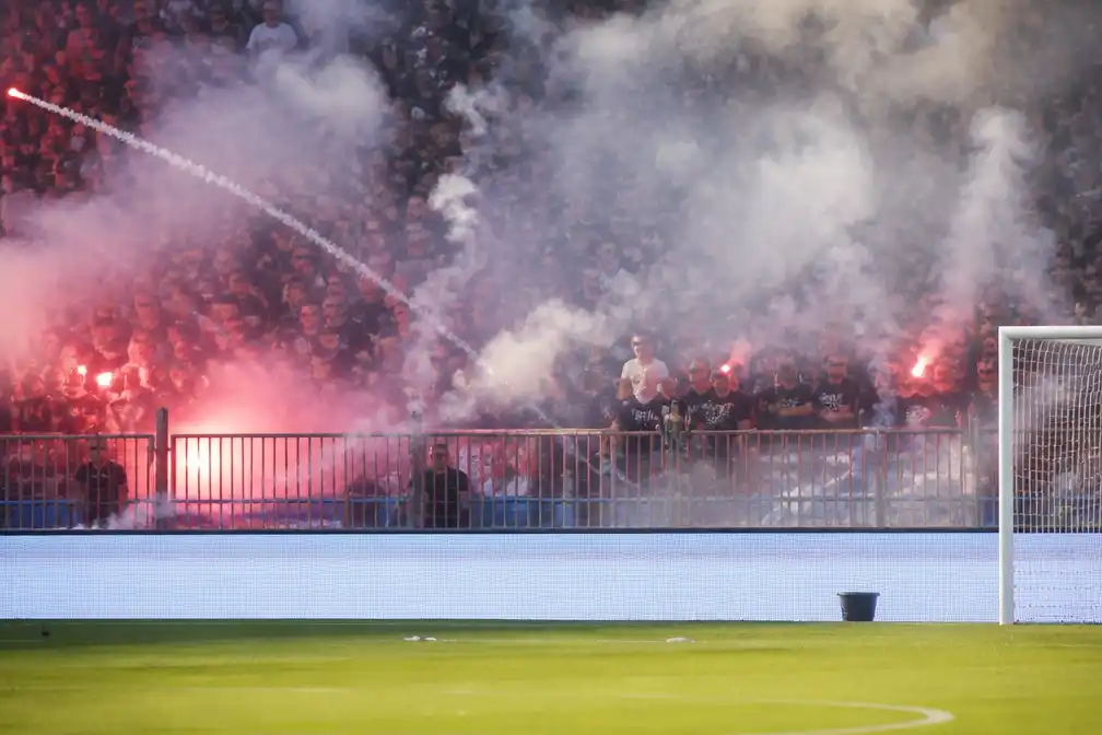 Vijf Cambuur-fans gewond door vuurwerk van Feyenoord-supporters