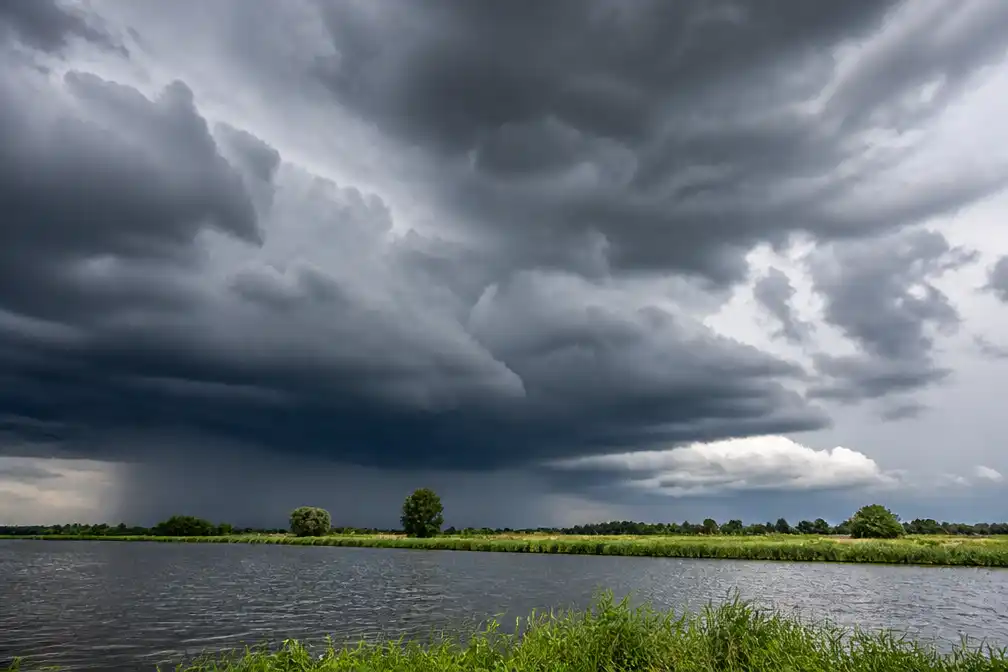 Kans op stevige onweersbuien vanaf woensdag door warme en vochtige lucht