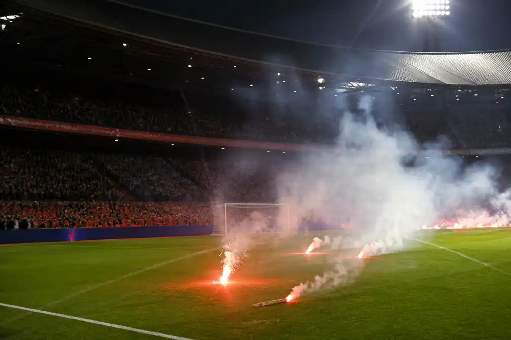 KNVB straft Feyenoord voor vuurwerk bij Cambuur; club overweegt eigen maatregelen