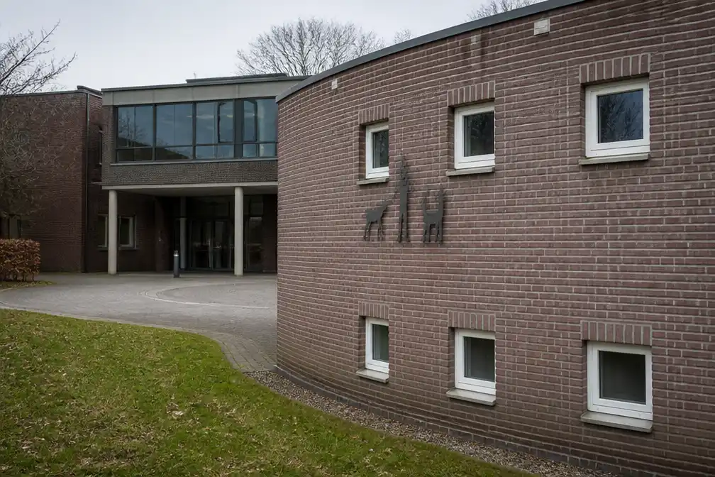 Oud-directeur Pompestichting moet getuigen over verlofaanval Kendrick M.