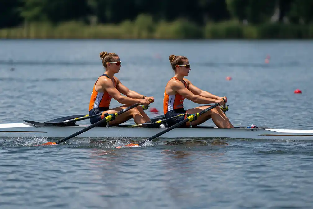 Nederlandse dubbeltweeën soepel naar halve finales op eerste dag WK roeien