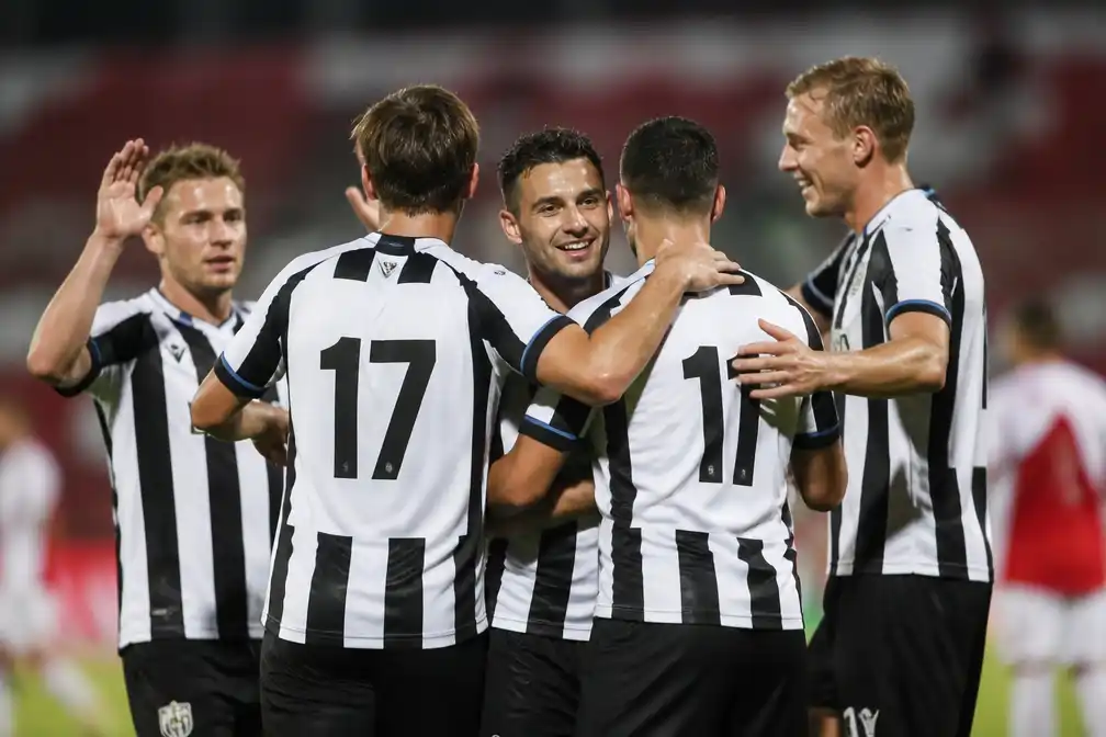 Heracles Almelo walst over Jong FC Utrecht heen en pakt koppositie in Keuken Kampioen Divisie