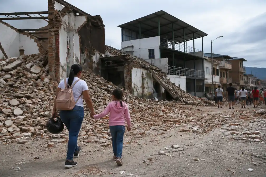 KAROL G doneert 1,2 miljoen dollar aan aardbevingsslachtoffers in Colombia