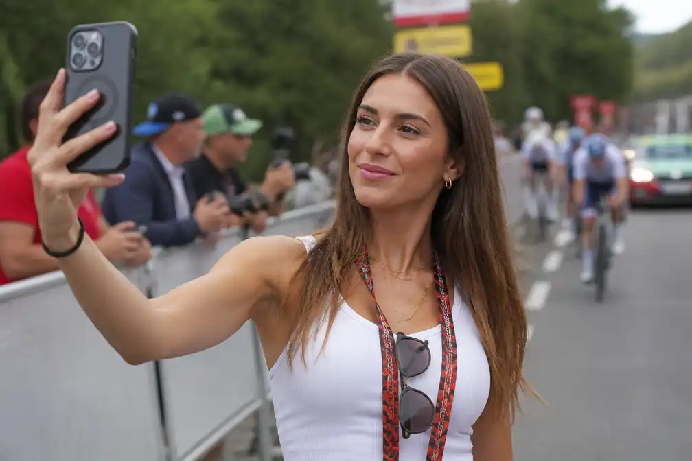 Vuelta neemt het op voor influencer Erola Jons na kritiek, maar grijpt ook in