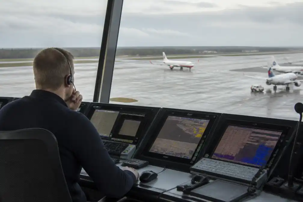 Staking Noorse luchtverkeersleiders voorbij na deal over cao