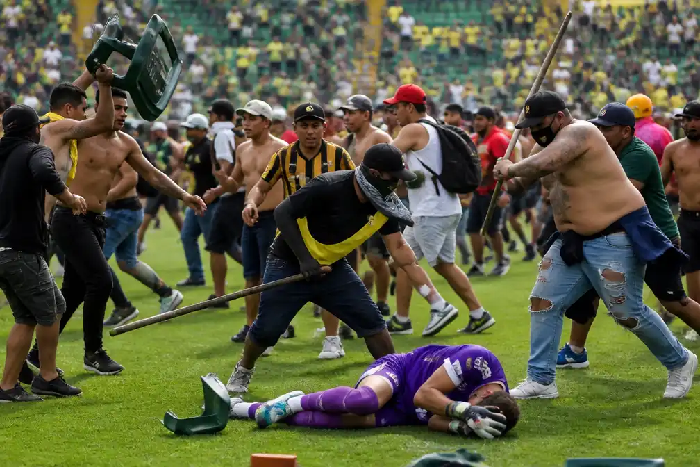 Supporters bestormen veld bij knokpartij in Colombiaans voetbal, keeper geschopt