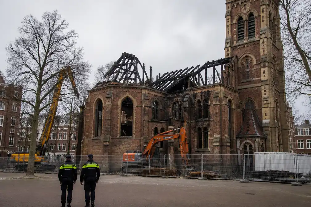 Oorzaak brand Vondelkerk Amsterdam blijft onduidelijk volgens politie