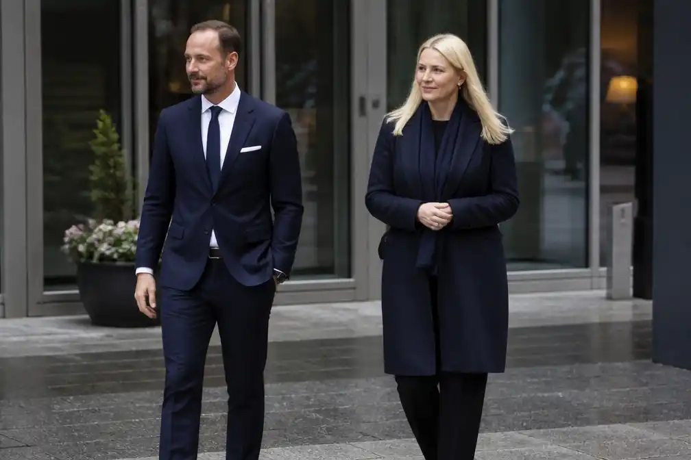Kroonprins en kroonprinses bezoeken koning Harald opnieuw in ziekenhuis