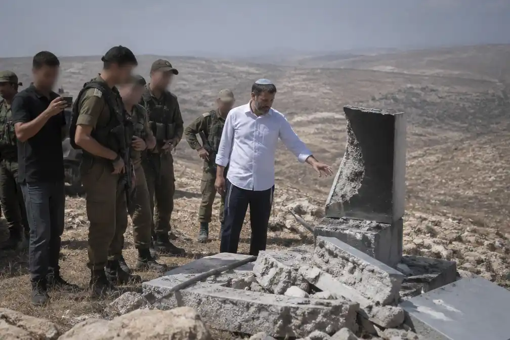 Israëlisch parlementslid Zvi Sukkot vernielt Palestijns monument op Westelijke Jordaanoever