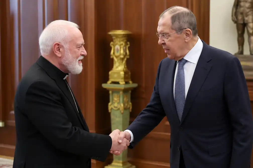 Vaticaans aartsbisschop dringt bij Lavrov aan op dialoog