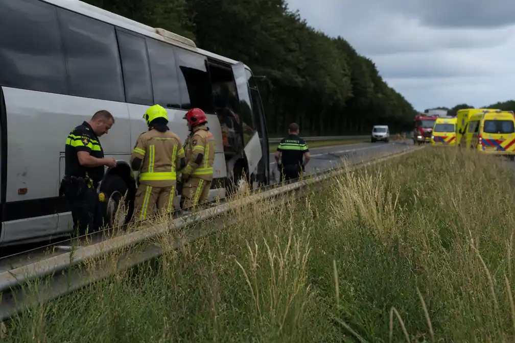 Twee Duitse scholieren nog in ziekenhuis na busongeluk A28 bij Wezep