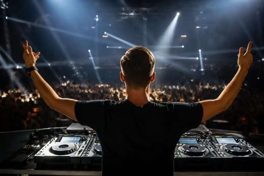 DJ LNY TNZ zorgt met Moskou-optreden voor ophef