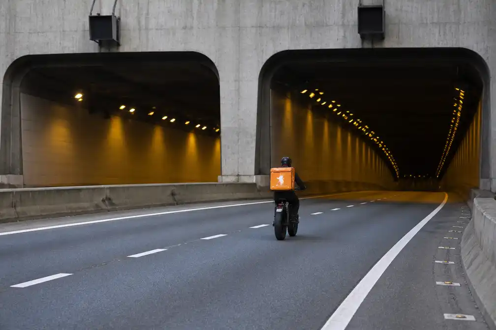 Fatbike-bezorger ontglipt politie in Velsertunnel op A22