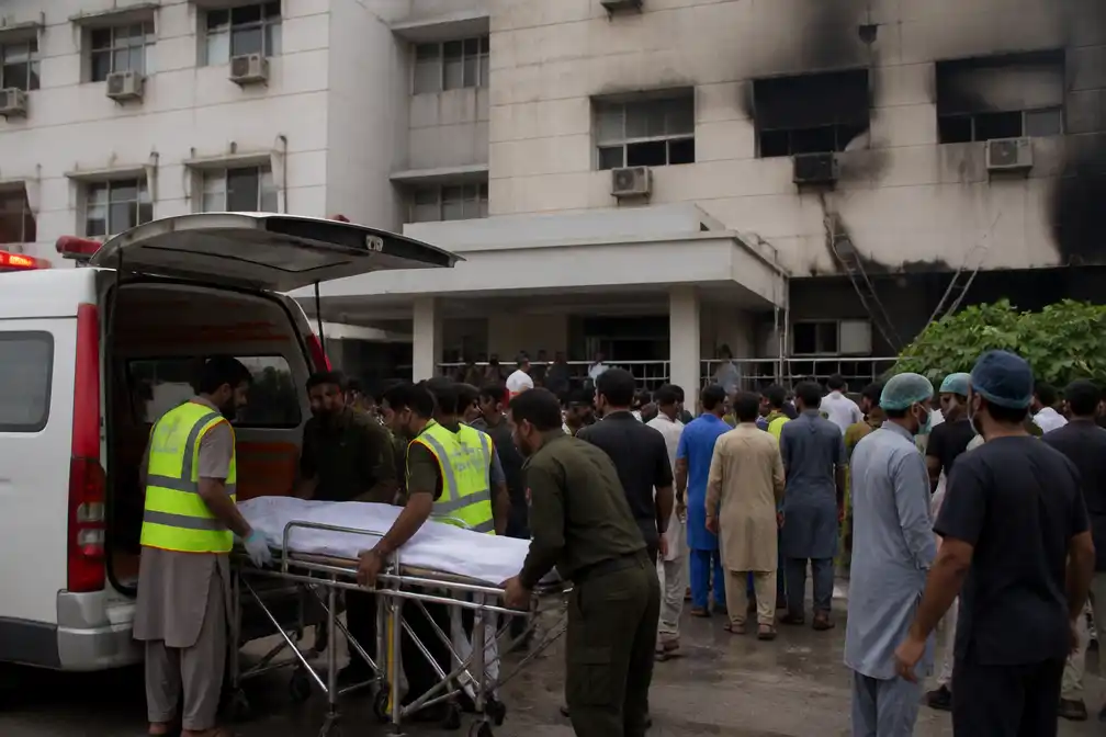 Zeker dertien baby's omgekomen bij brand in ziekenhuis Islamabad