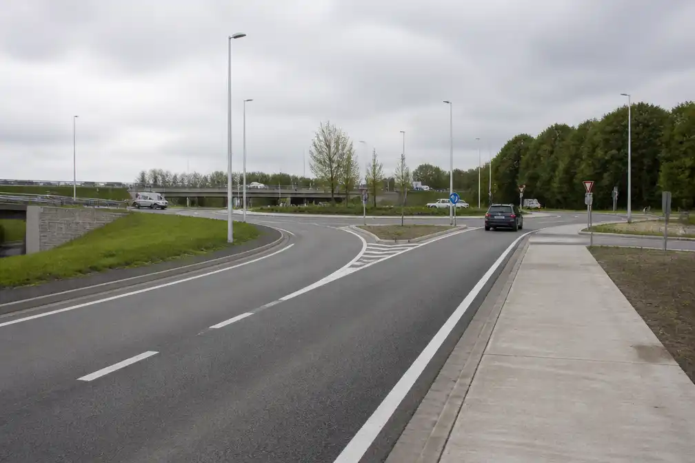 Vernieuwde Kapellestraat en Europarotonde in Oostkamp weer open na half jaar werken