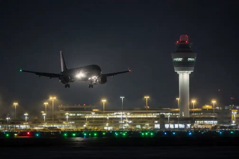 ILT dreigt DHL, El Al en Turkish Airlines met dwangsommen om lawaaiige nachtvluchten Schiphol