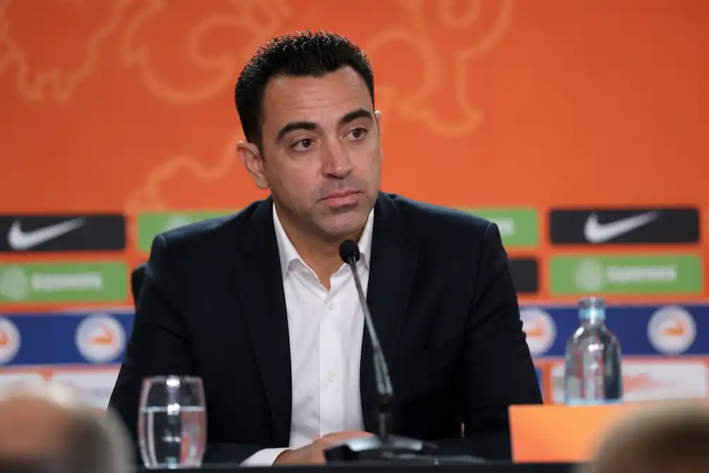 Xavi Hernández gepresenteerd als bondscoach Oranje, botst op directheid