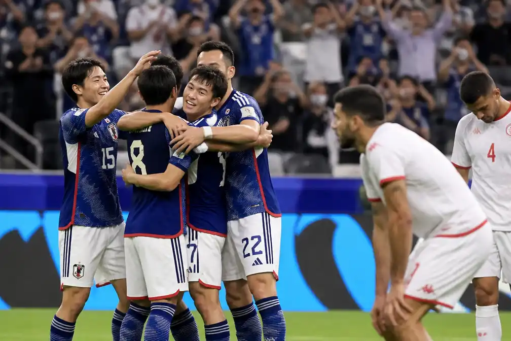 Japan verslaat Tunesië met 4-0 en staat naast Oranje aan kop