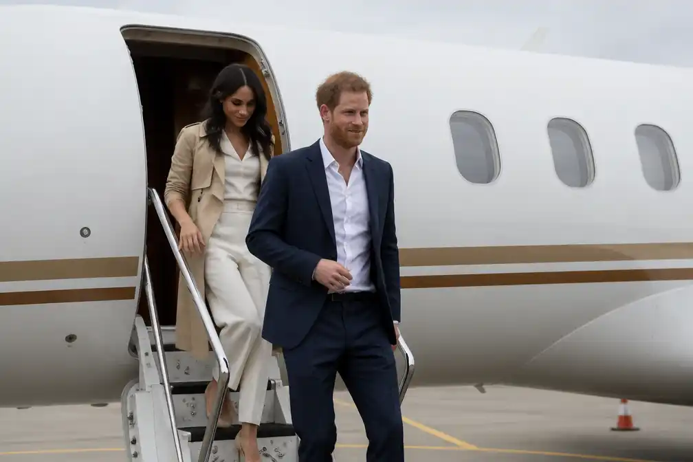 Harry en Meghan aangekomen in VK op luchthaven Birmingham