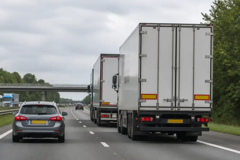 Niek Schenk legt uit waarom vrachtwagens zo dicht op elkaar rijden