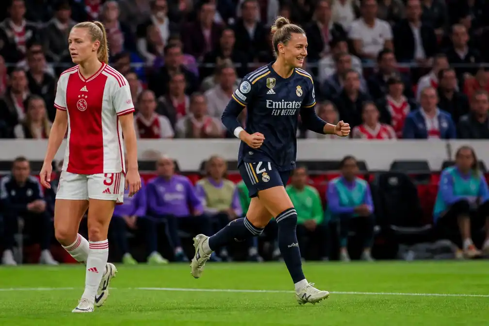 Ajax Vrouwen verliest 0-2 van Real Madrid, Janou Levels scoort bij debuut