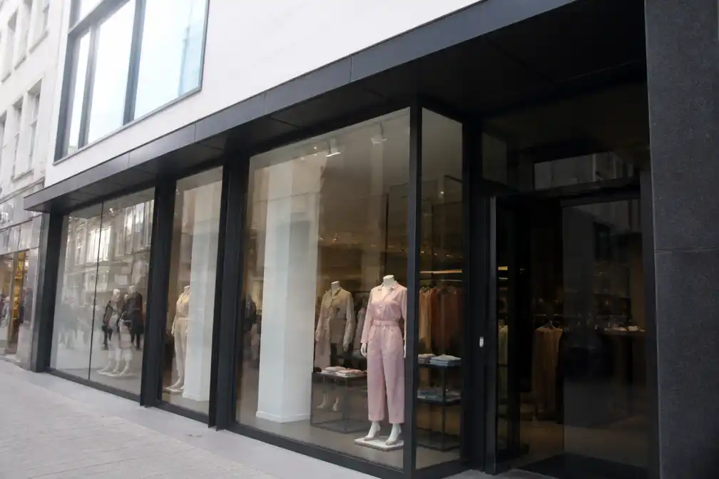 Kledingmerk Junique Fashion onder vuur na getuigenissen over zwartwerk